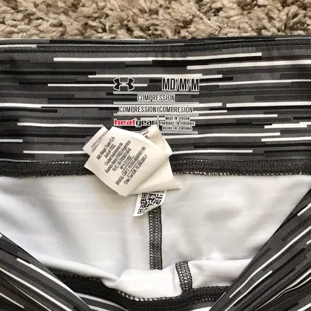 Under Armor Compression Capris Medium - image 2